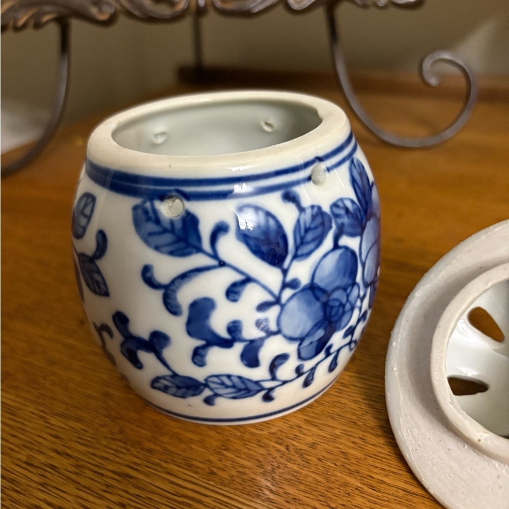 Blue and white porcelain lidded potpourri jar - Picture 3 of 6